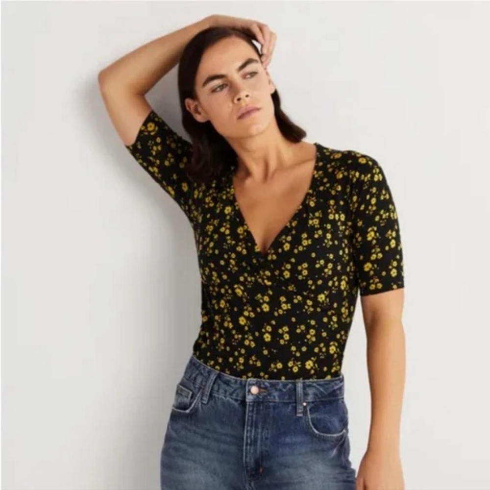 Black shirt with yellow flowers - wrapped